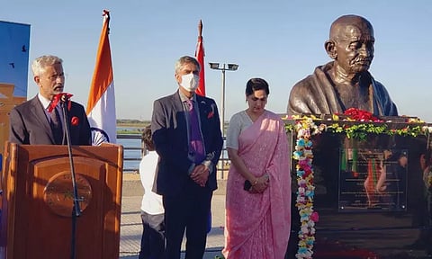 தென் அமெரிக்க நாடான பராகுவேயில் காந்தி சிலை திறப்பு! வெளியுறவுத்துறை மந்திரி ஜெய்சங்கர் பங்கேற்பு!