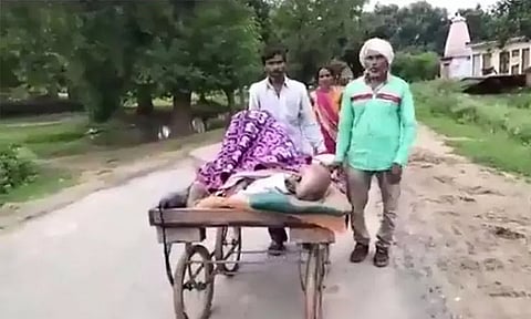 ம.பி.யில் ஆம்புலன்ஸ் வராததால் நோயாளியை தள்ளுவண்டியில் அழைத்துச் சென்றதாக கூறிய நபருக்கு அதிகாரிகள் மிரட்டல்!