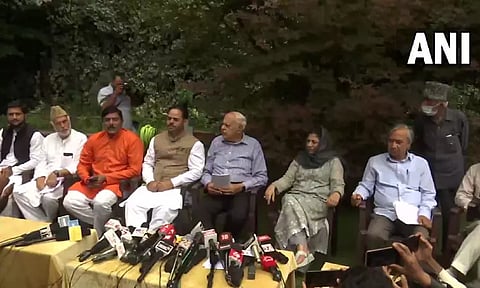 ஜம்மு காஷ்மீரில் வெளி மாநிலத்தவர்களை வாக்காளர்கள் பட்டியலில் சேர்க்க எதிர்ப்பு: அனைத்து கட்சி கூட்டத்தில் முடிவு!