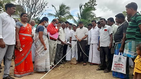 மொரப்பூர்-தர்மபுரி ரெயில் திட்ட அளவீடு பணியை செந்தில்குமார் எம்.பி. ஆய்வு