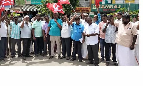 தேனியில் டாஸ்மாக் ஊழியர்கள் ஆர்ப்பாட்டம்