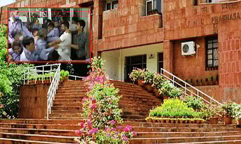 ஜவகர்லால் நேரு பல்கலை கழகத்தில் மாணவர்கள், பணியாளர்கள் மோதல்; 6 பேர் காயம்