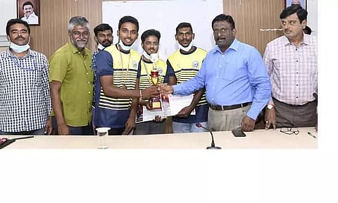 கபடி போட்டியில் பதக்கம்: மாற்றுத்திறனாளி வீரர்களுக்கு கலெக்டர் பாராட்டு