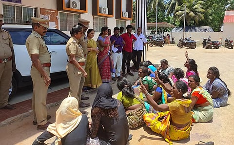 வீட்டுமனை பட்டா வழங்கக்கோரி திருநங்கைகள் கலெக்டர் அலுவலகம் முன்பு தர்ணா