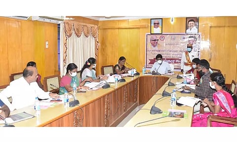 பெண் குழந்தைகளை பாதுகாக்க அரசு திட்டங்களை முழுமையாக செயல்படுத்த வேண்டும் அலுவலர்களுக்கு கலெக்டர் மோகன் உத்தரவு