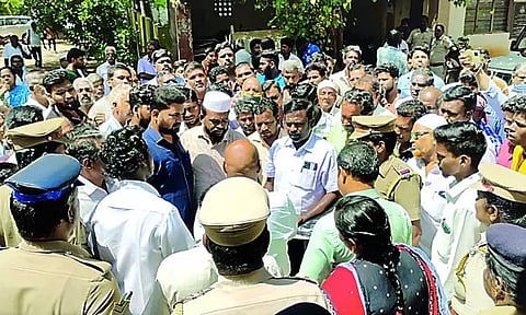 ஆக்கிரமிப்புகளை அகற்றுவதற்கு எதிர்ப்பு தெரிவித்து விருத்தாசலம் சப்-கலெக்டர் அலுவலகத்தை பொதுமக்கள் முற்றுகை