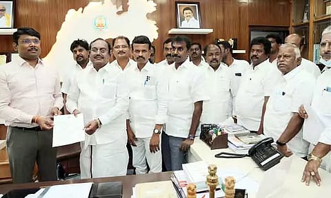 சுங்கச்சாவடியில் கட்டணம் வசூல் செய்வதை ரத்து செய்ய வேண்டும்