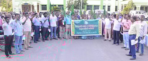 ஊரக வளர்ச்சித்துறை அலுவலர் சங்கம் ஆர்ப்பாட்டம்