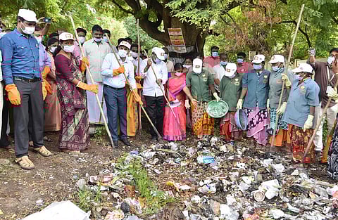 தூய்மை பணியில் ஈடுபட்ட கலெக்டர் ஜெயசந்திரபானு ரெட்டி