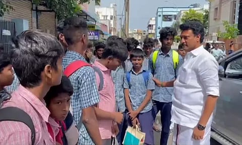 தாமதமாக வந்த மாணவர்கள்: பள்ளிக்கு வெளியில் நின்றவர்களை உள்ளே அழைத்து சென்ற அமைச்சர்