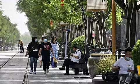 கொரோனா பரவல் குறைந்ததை தொடர்ந்து விசா கட்டுப்பாடுகளை தளர்த்த சீனா முடிவு