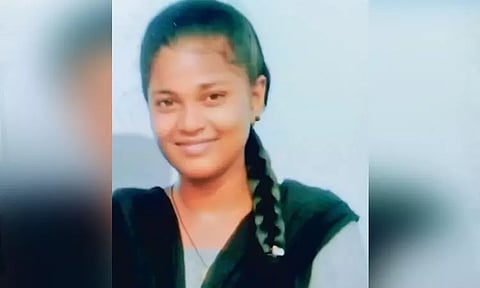 புழல் ஏரியில் குதித்து 10-ம் வகுப்பு மாணவி தற்கொலை - செல்போன் பார்ப்பதை பெற்றோர் கண்டித்ததால் விபரீத முடிவு