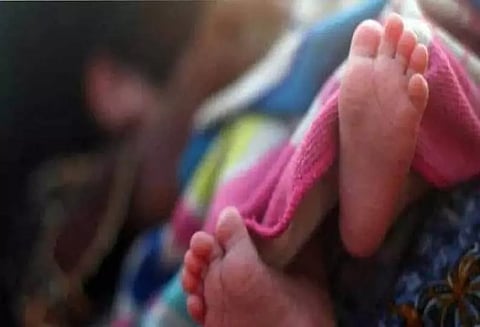 பிரசவத்திற்கு அழைத்து சென்றபோது ஆம்புலன்சில் பெண்ணுக்கு குழந்தை பிறந்தது