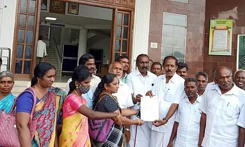 ஊராட்சி மன்ற தலைவர்களுக்கு பாதுகாப்பு வழங்க வேண்டும்; கலெக்டரிடம் கூட்டமைப்பினர் மனு