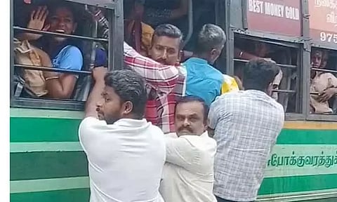 அரசு பஸ்சில் ஆபத்தான பயணம்