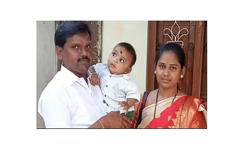 தங்களது 3 வயது மகன் ஹனியுடன் வீரேஷ் - அஞ்சலி தம்பதி.