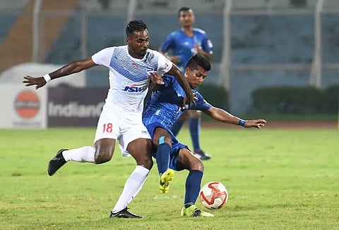 தூரந்த் கோப்பை கால்பந்து போட்டியில் பெங்களூரு அணி வீரரை இனவெறியுடன் திட்டியதாக புகார்