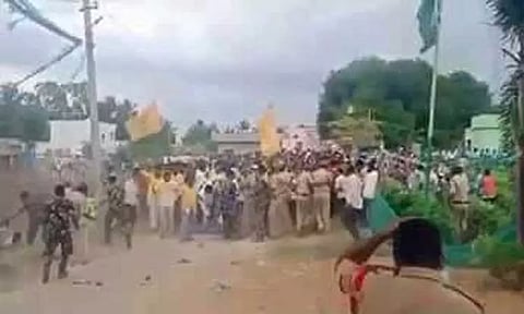 சந்திரபாபுநாயுடு பங்கேற்ற ஊர்வலத்தில் சரமாரி கல்வீச்சு சப்-இன்ஸ்பெக்டர்கள் உள்பட 5 பர் காயம்