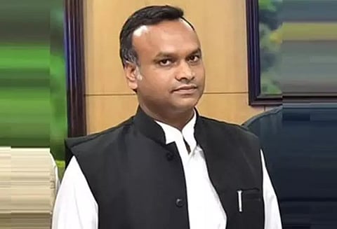 விடுதலை செய்ய கோரி ஆங்கிலேயர்களுக்கு 6 முறை கடிதம் எழுதியவர் வீரசாவர்க்கர்- பிரியங்க் கார்கே