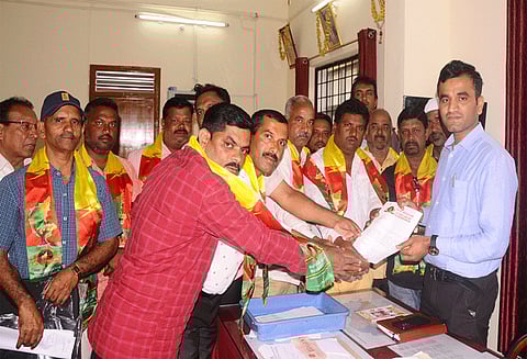 சிக்கமகளூரு தாலுகா அலுவலகத்தில் 'பார்க்கிங்' கட்டணத்தை ரத்து செய்ய வேண்டும்; தாசில்தாரிடம், கன்னட அமைப்பினர் கோரிக்கை