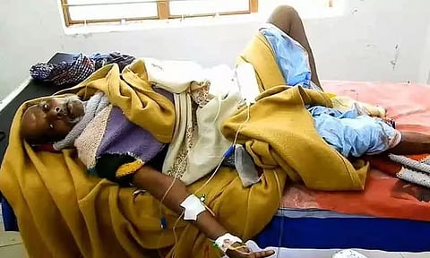 காட்டெருமை தாக்கி முதியவர் படுகாயம்