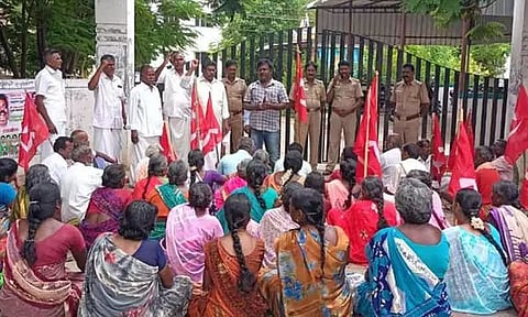 ஒன்றிய அலுவலகத்தை முற்றுகையிட்ட விவசாய தொழிலாளர்கள்