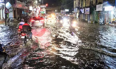 ஒரு மணி நேரத்துக்கும் மேலாக கொட்டித்தீர்த்த மழை