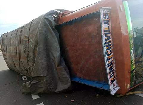 புதுச்சத்திரம் அருகே அரிசி மூட்டைகள் ஏற்றி வந்த லாரி கவிழ்ந்து விபத்து