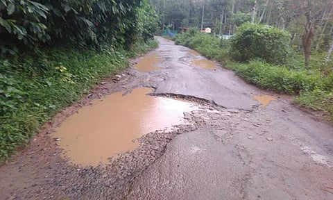 குண்டும், குழியுமான சாலை சீரமைக்கப்படுமா?