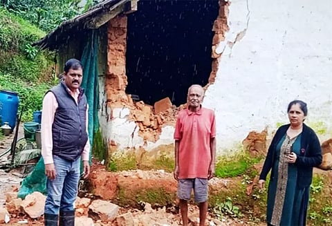 வீட்டை இடித்த காட்டுயானை; கிராம மக்கள் பீதி