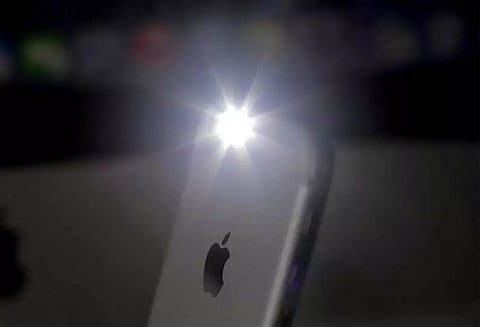 சாலையில், பெண் தவறவிட்ட செல்போனை ஒப்படைத்த ஆட்டோ டிரைவர்