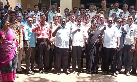 கருப்பு பேட்ஜ் அணிந்து பணியாற்றிய நுகர்பொருள் வாணிப கழக அலுவலர்கள், ஊழியர்கள்