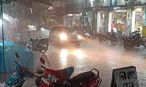 இடி-மின்னலுடன் பலத்த மழை