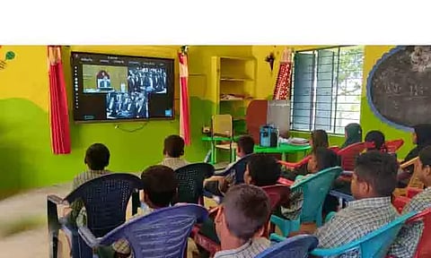 சுப்ரீம் கோர்ட்டு வழக்கு விசாரணையை காணொலியில் பார்த்து வியந்த அரசு பள்ளி மாணவர்கள்