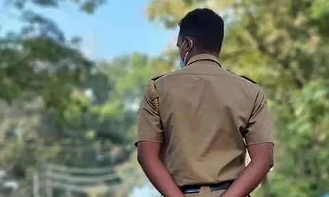 மராட்டியம்: ஆண் நண்பருக்காக சண்டையிட்டு கொண்ட 2 டீன்-ஏஜ் சிறுமிகள்