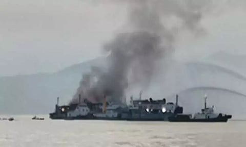 பிலிப்பைன்சில் நடுக்கடலில் தீப்பிடித்த பயணிகள் கப்பல்!