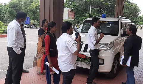 கையகப்படுத்தப்பட்ட நிலத்திற்கு உரிய இழப்பீடு வழங்காததால் நாமக்கல் கலெக்டர் அலுவலகத்தில் கார் ஜப்தி