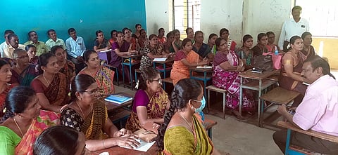 மாணவர்கள் சுயமாக சிந்தித்து கட்டுரை, கவிதை எழுத பயிற்சி அளிக்க வேண்டும் ஆசிரியர்களுக்கு இணை இயக்குனர் அறிவுறுத்தல்