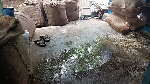 செந்துறை அருகே ரேஷன் கடைக்குள் புகுந்த மழைநீர்