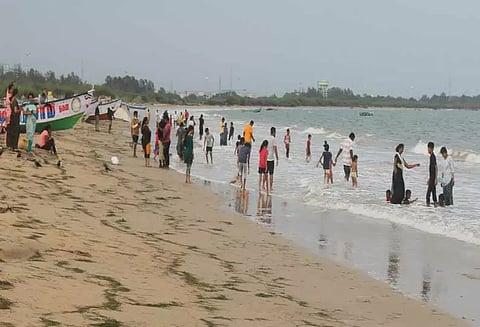 தூத்துக்குடி முத்துநகர் கடற்கரையில் சுத்தப்படுத்தும் பணி