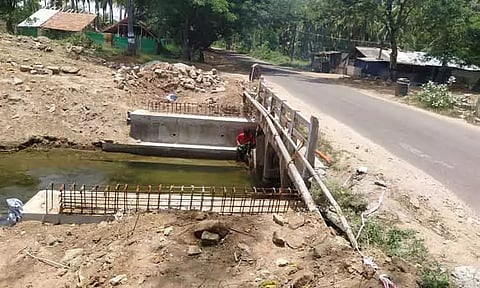 பாலத்தை அகலப்படுத்தும் பணி மும்முரம்