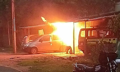 வீட்டுமுன்பு நிறுத்தியிருந்த கார் திடீரென தீப்பிடித்து எரிந்ததால் பரபரப்பு