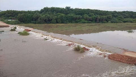 வெள்ளாற்றில் வெள்ளப்பெருக்கு; தரைப்பாலம் அடித்து செல்லப்பட்டதால் போக்குவரத்து துண்டிப்பு