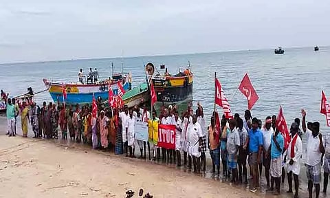 கடலில் இறங்கி மீனவர்கள் ஆர்ப்பாட்டம்