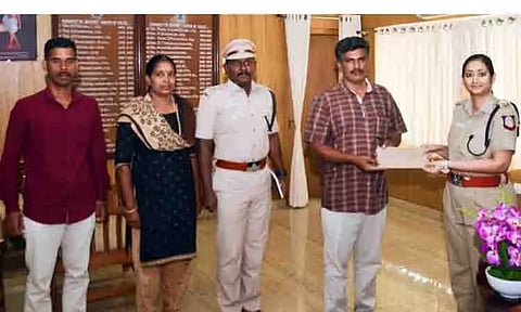 ஆன்லைனில் இழந்த பணத்தில் 98 ஆயிரம் மீட்டு உரியவரிடம் ஒப்படைப்பு