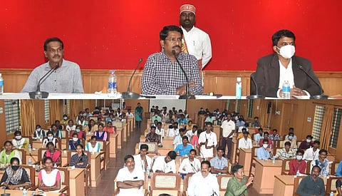 மனம் தளராமல் செயல்பட்டால் மட்டுமே வெற்றி பெற முடியும்