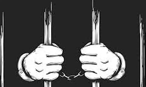 புகைப்படங்களை மார்பிங் செய்து இணையத்தில் வெளியிடுவேன் என்று மிரட்டிய வாலிபர் கைது