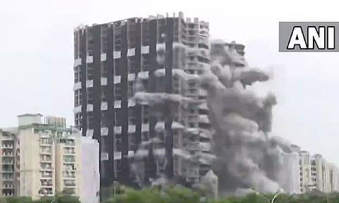 நொய்டாவில் இரட்டை கோபுரங்கள் இடிக்கப்படுவதை நேரில் காண ஆசைப்பட்ட 5 வயது பேரனுக்காக 200 கி.மீ பயணம் செய்த குடும்பம்!