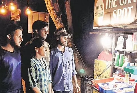 மாணவர்கள் நடத்தும் டீ கடை