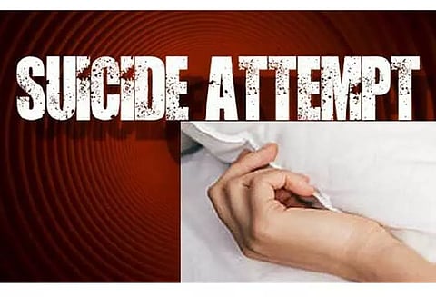 பைகுல்லா ரெயில் நிலையத்தில் பரபரப்பு அடுத்தடுத்து ரெயில் முன் குதித்து தற்கொலைக்கு முயன்ற பெண் போலீசாரின் முயற்சியால் உயிர் தப்பினார்